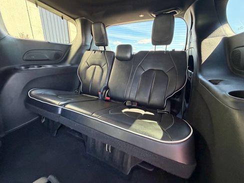Used 2025 Chrysler Pacifica Limited FWD image 16