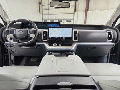 Used 2025 Ford Expedition Platinum w/ Driver's Package AWD/4WD image 28