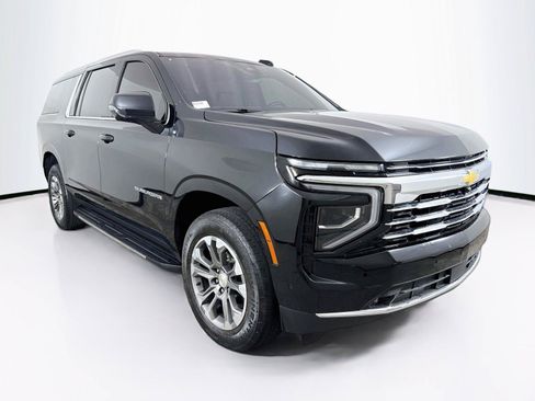 Used 2025 Chevrolet Suburban LT w/ Comfort Package RWD image 8