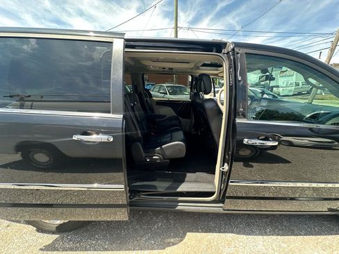 Used 2015 Chrysler Town & Country Limited Platinum FWD image 14