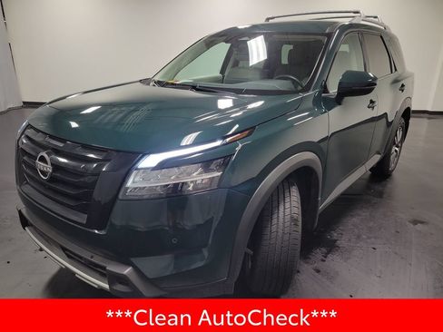 Used 2024 Nissan Pathfinder SL w/ Black Appearance Package FWD image 4
