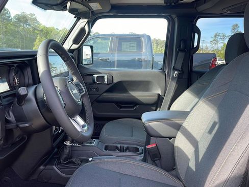 Used 2025 Jeep Wrangler Sahara image 13