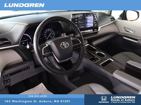 Used 2023 Toyota Sienna Limited image 8