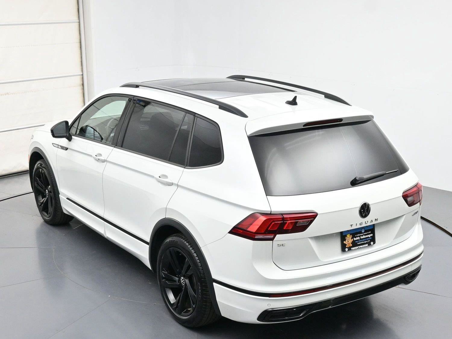 Certified 2024 Volkswagen Tiguan SE R-Line AWD/4WD image 33