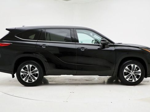 Used 2021 Toyota Highlander XLE image 3