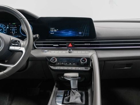 Used 2025 Hyundai Elantra SEL FWD image 13