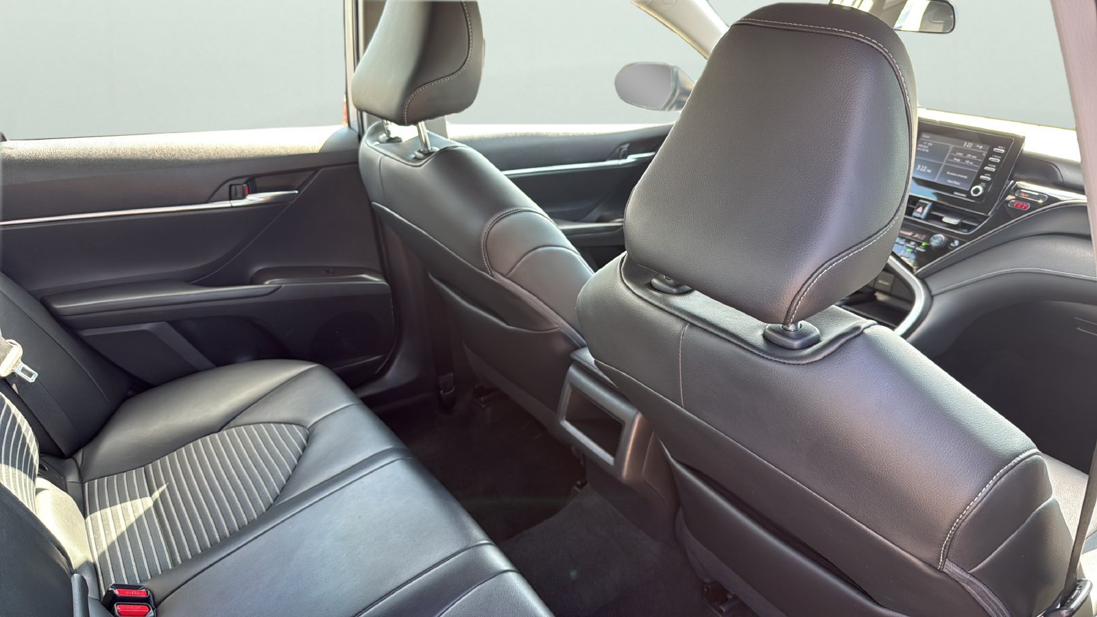 Used 2022 Toyota Camry SE w/ Carpet Mat Package (TMS) FWD image 27