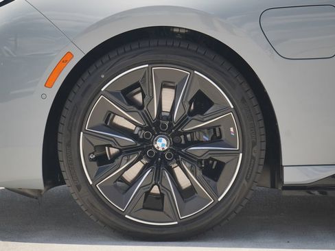 Used 2026 BMW 750e xDrive w/ Premium Package AWD/4WD image 5