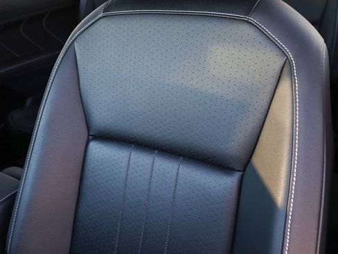 Used 2022 Volkswagen Tiguan SE w/ Panoramic Sunroof Package image 27