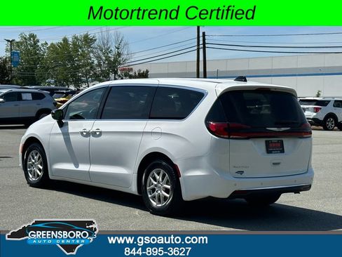 Used 2024 Chrysler Pacifica Touring-L FWD image 4