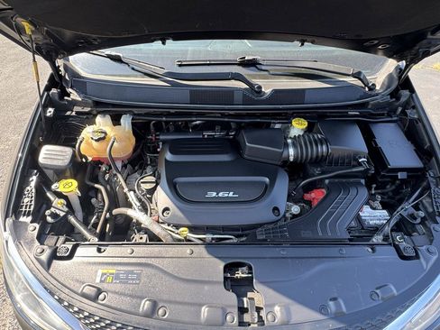 Used 2018 Chrysler Pacifica Touring-L FWD image 11
