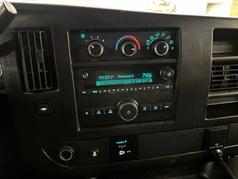 Used 2017 GMC Savana 2500 Extended RWD image 12