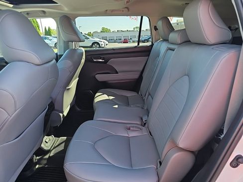 Used 2023 Toyota Highlander XLE FWD image 12