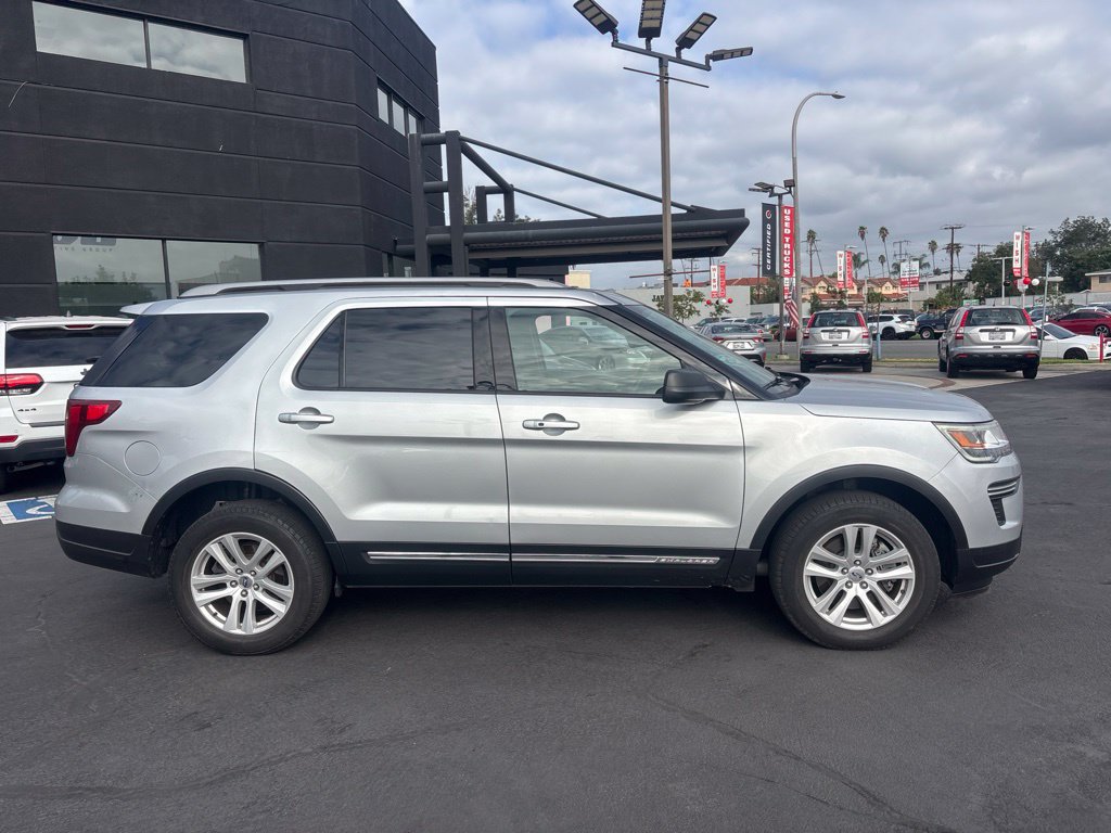 Used 2018 Ford Explorer XLT AWD/4WD image 3