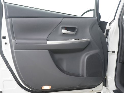 Used 2014 Toyota Prius V Five image 21