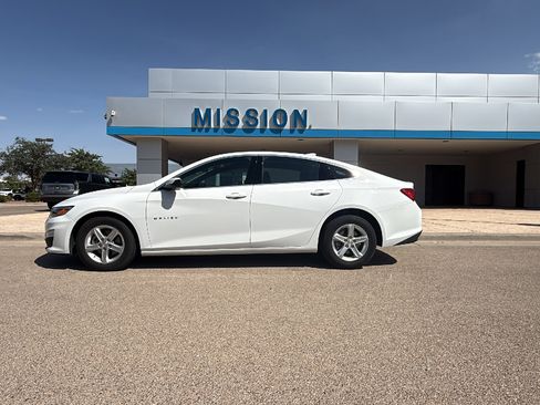 Used 2024 Chevrolet Malibu LT FWD image 3