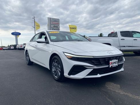 Used 2024 Hyundai Elantra SEL image 2