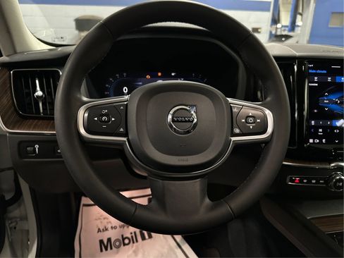 Used 2022 Volvo XC60 B5 Momentum w/ Climate Package image 18