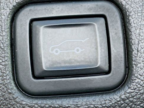 Used 2023 Chevrolet Blazer LT image 32