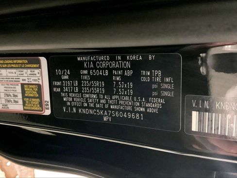 Used 2025 Kia Carnival EX image 32