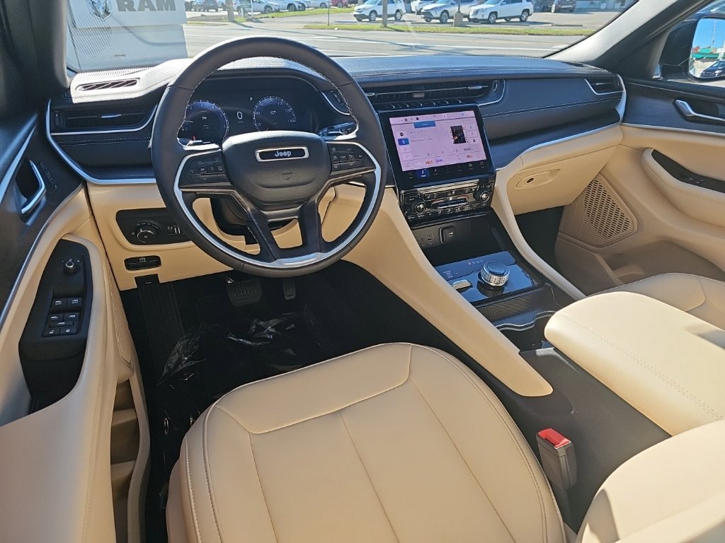 Certified 2025 Jeep Grand Cherokee Limited AWD/4WD image 18