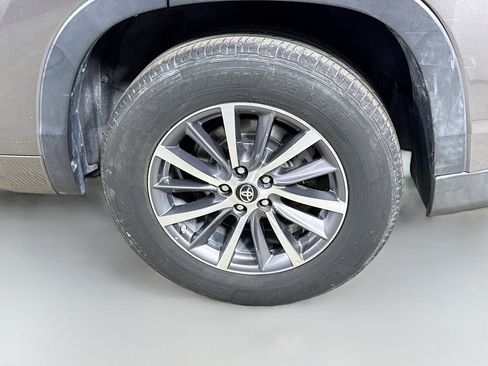 Used 2018 Toyota Highlander XLE image 37