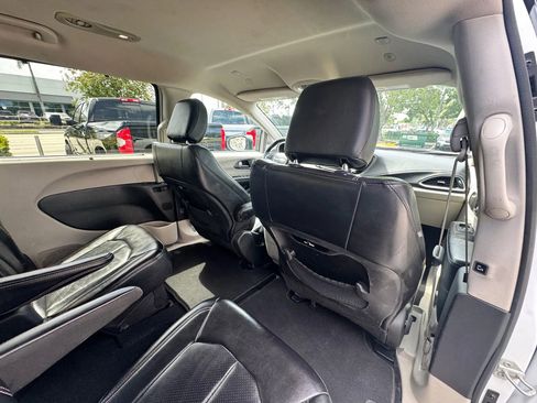 Used 2023 Chrysler Pacifica Touring-L AWD/4WD image 19