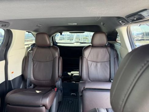 Used 2024 Toyota Sienna Platinum FWD image 12