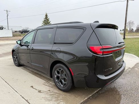 Used 2021 Chrysler Pacifica Limited w/ Uconnect Theater Family Group image 7