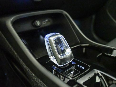 Certified 2026 Volvo XC40 B5 Plus AWD/4WD image 22