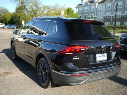 Certified 2024 Volkswagen Tiguan SE w/ Panoramic Sunroof Package AWD/4WD image 5