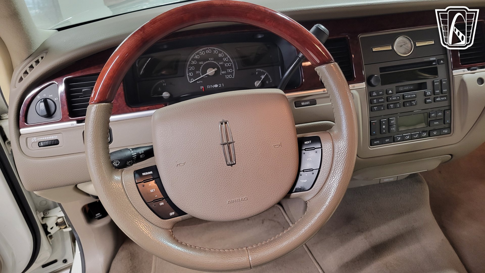 Used 2005 Lincoln Town Car Signature Limited RWD image 13