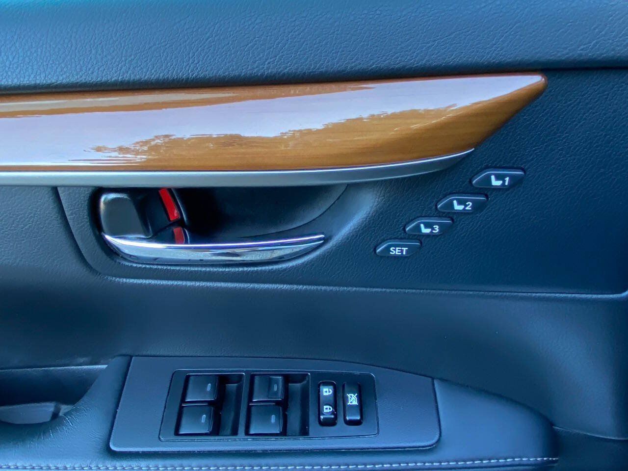 Used 2014 Lexus ES 300h w/ Luxury Package w/Bamboo Trim FWD image 17