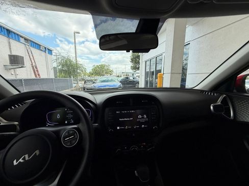 Used 2025 Kia Soul LX w/ LX Technology Package FWD image 33