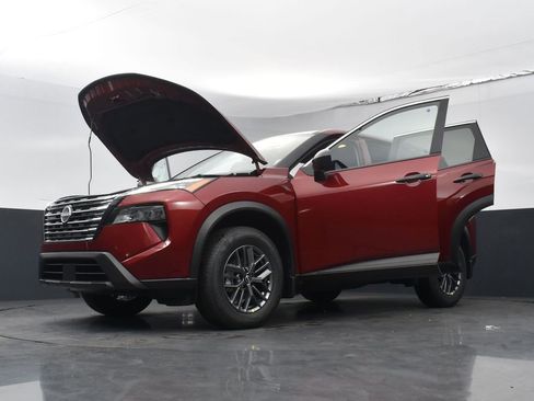 Used 2025 Nissan Rogue S FWD image 29