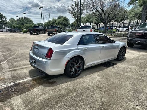 Used 2020 Chrysler 300 Touring w/ Sport Appearance Package RWD image 11