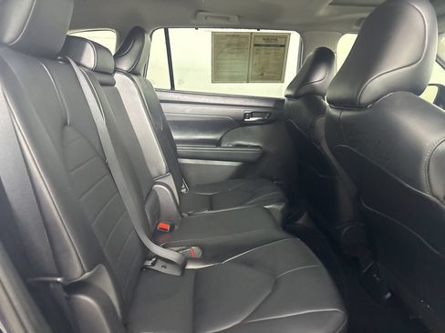 Used 2021 Toyota Highlander XLE FWD image 31