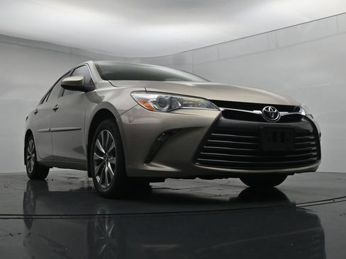 Used 2017 Toyota Camry XLE w/ Moonroof Package FWD image 18