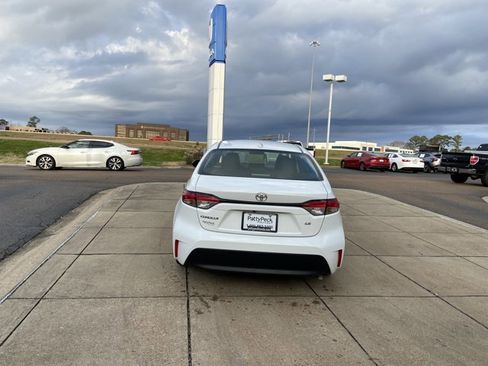 Used 2024 Toyota Corolla LE image 9