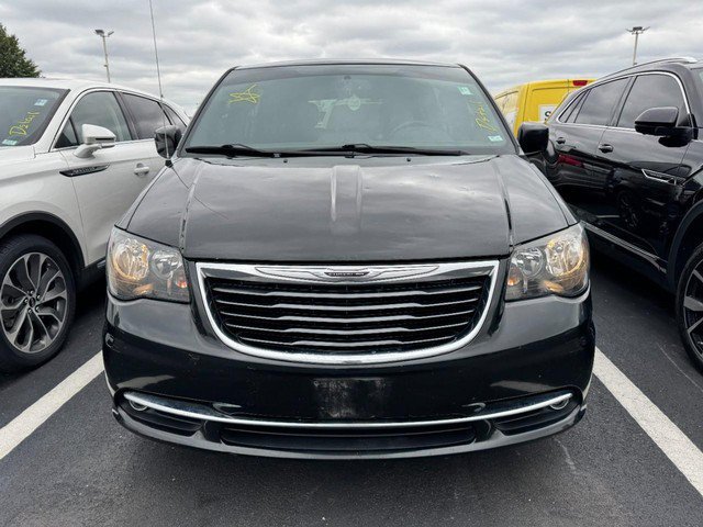 Used 2016 Chrysler Town & Country S w/ Driver Convenience Group FWD image 2