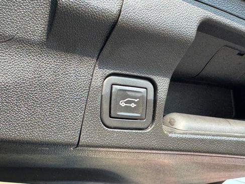 Used 2023 GMC Acadia SLT image 11