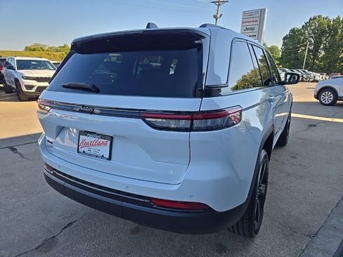 New 2025 Jeep Grand Cherokee Altitude image 9