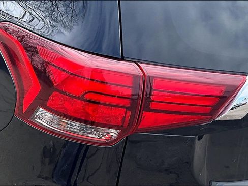 Used 2017 Mitsubishi Outlander SE image 20