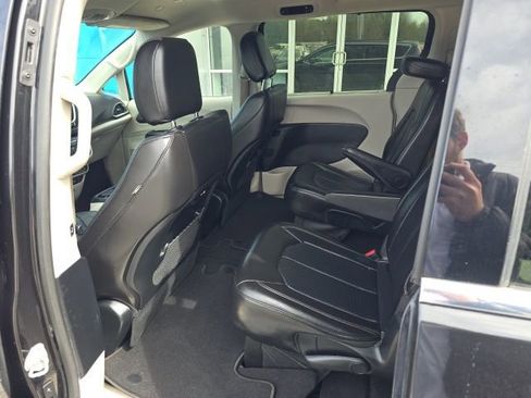 Used 2022 Chrysler Pacifica Touring-L image 29