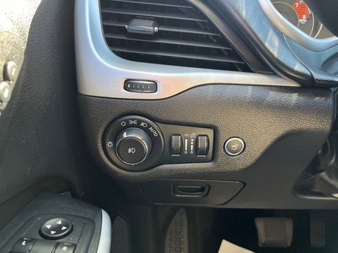 Used 2018 Jeep Cherokee Overland w/ Technology Group image 22