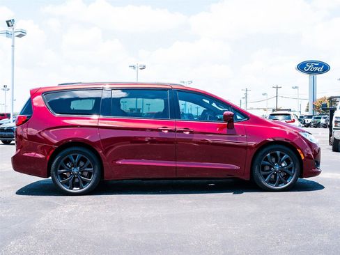 Used 2019 Chrysler Pacifica Touring-L FWD image 3