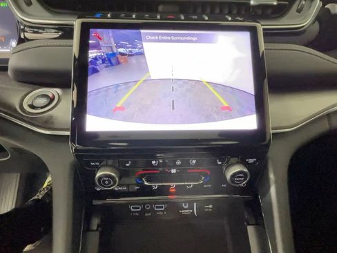 Used 2023 Jeep Grand Cherokee Overland w/ Luxury Tech Group IV AWD/4WD image 33