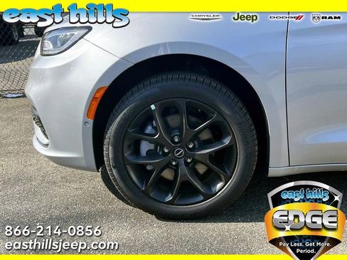 New 2026 Chrysler Pacifica Select image 2