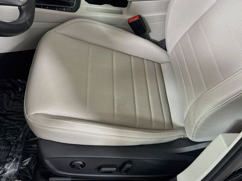 Certified 2023 Volkswagen Jetta SE w/ Panoramic Sunroof Package FWD image 12