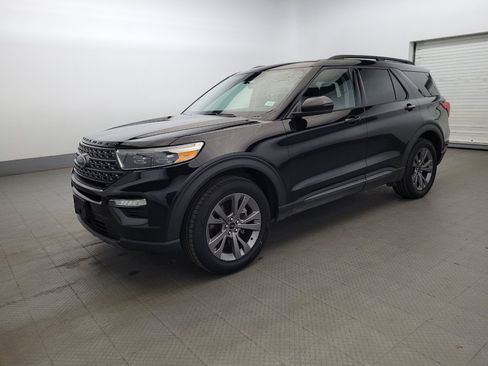 Used 2022 Ford Explorer XLT w/ Equipment Group 202A AWD/4WD image 2